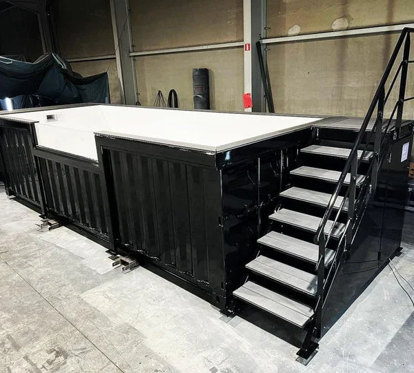 Piscina Contenedor de 6 Metros en Negro con Deck de Madera Exclusivo – Elegancia y Confort